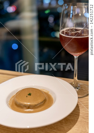 蘿蔔佐牛肝菌奶油醬,佐以葡萄酒享用 蘿蔔佐牛肝菌奶油醬,佐以葡萄酒享用 142251712