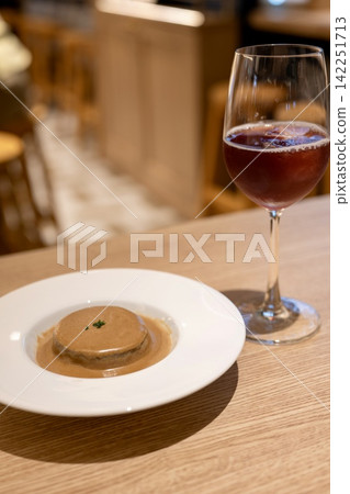 蘿蔔佐牛肝菌奶油醬，佐以葡萄酒享用 142251713