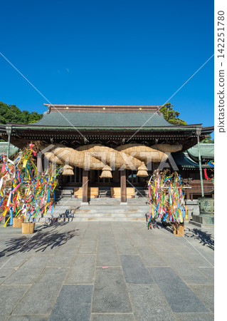Miyajidake Shrine main hall with giant shimenawa sacred rope in Fukutsu, Fukuoka, Japan Miyajidake Shrine main hall with giant shimenawa sacred rope in Fukutsu, Fukuoka, Japan 142251780