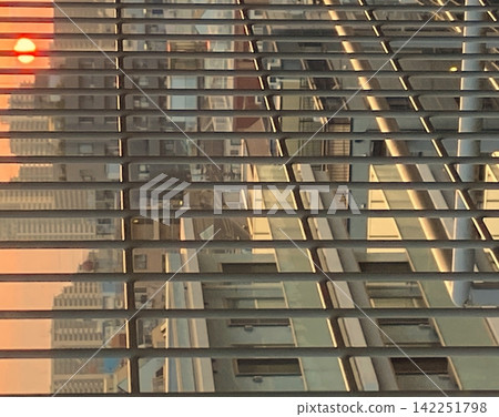 夕陽反射在建築物的窗戶上 142251798