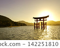 The large torii gate of Itsukushima Shrine, one of the Three Most Scenic Spots of Japan (Miyajimacho, Hatsukaichi City, Hiroshima Prefecture) 142251810
