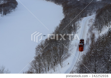 一列掃雪火車沿著大鹽川行駛。 142252016