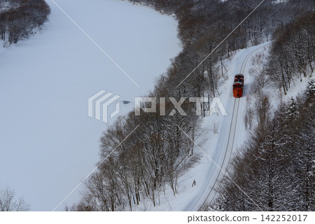 A snowplow train running along the Teshio River. A snowplow train running along the Teshio River. 142252017