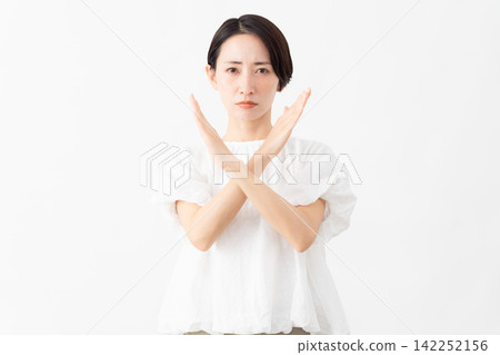 一位身穿白色襯衫的女士——生活方式圖片 一位身穿白色襯衫的女士——生活方式圖片 142252156