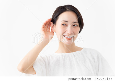 一位身穿白色襯衫的女士——生活方式圖片 一位身穿白色襯衫的女士——生活方式圖片 142252157