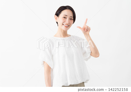 一位身穿白色襯衫的女士——生活方式圖片 142252158