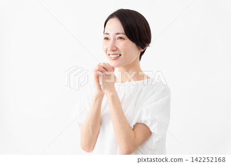 一位身穿白色襯衫的女士——生活方式圖片 一位身穿白色襯衫的女士——生活方式圖片 142252168