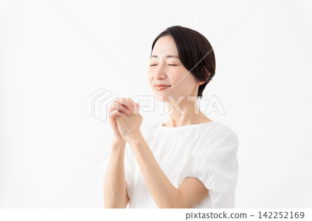 一位身穿白色襯衫的女士——生活方式圖片 一位身穿白色襯衫的女士——生活方式圖片 142252169