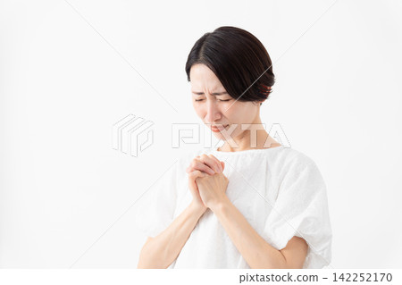 一位身穿白色襯衫的女士——生活方式圖片 一位身穿白色襯衫的女士——生活方式圖片 142252170