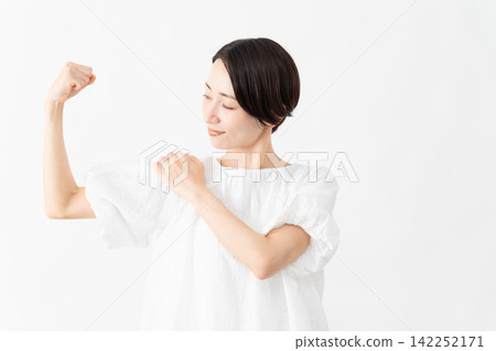 一位身穿白色襯衫的女士——生活方式圖片 142252171