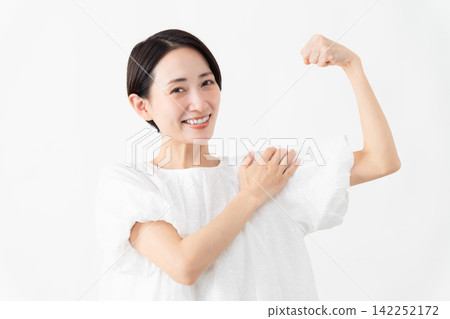 一位身穿白色襯衫的女士——生活方式圖片 一位身穿白色襯衫的女士——生活方式圖片 142252172