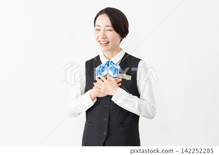 身著制服的女接待員 - 工作圖片 身著制服的女接待員 - 工作圖片 142252285
