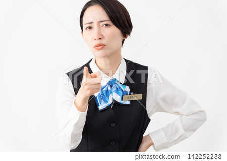 身著制服的女接待員 - 工作圖片 身著制服的女接待員 - 工作圖片 142252288