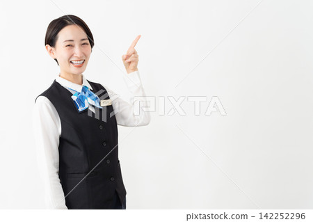 身著制服的女接待員 - 工作圖片 身著制服的女接待員 - 工作圖片 142252296