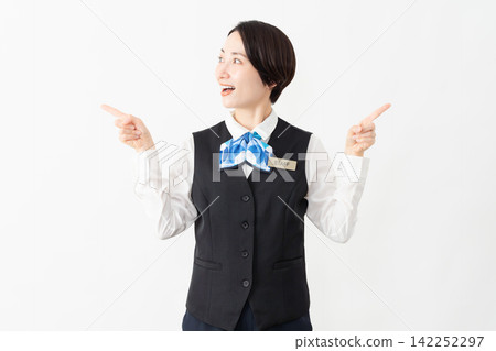 身著制服的女接待員 - 工作圖片 142252297
