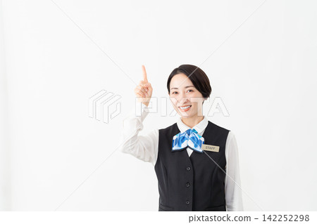 身著制服的女接待員 - 工作圖片 身著制服的女接待員 - 工作圖片 142252298