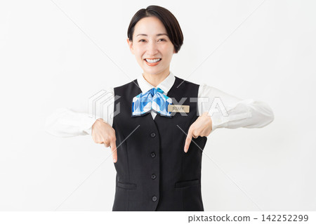 身著制服的女接待員 - 工作圖片 身著制服的女接待員 - 工作圖片 142252299