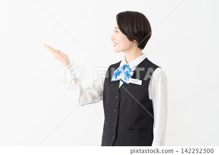 身著制服的女接待員 - 工作圖片 身著制服的女接待員 - 工作圖片 142252300