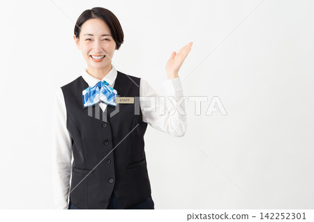 身著制服的女接待員 - 工作圖片 身著制服的女接待員 - 工作圖片 142252301