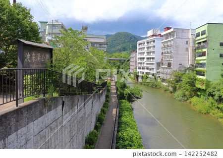 Iizaka Onsen: Tourist hotels lined up along the Surikami River and Nami-yu Park (Fukushima City, Fukushima Prefecture) Iizaka Onsen: Tourist hotels lined up along the Surikami River and Nami-yu Park (Fukushima City, Fukushima Prefecture) 142252482