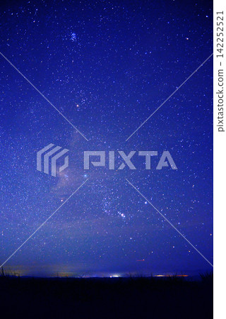 夏季獵戶座和昴星團,東方天空,豎拍 夏季獵戶座和昴星團,東方天空,豎拍 142252521