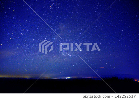 夏季獵戶座位於東方的天空。 夏季獵戶座位於東方的天空。 142252537