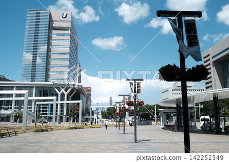 車站廣場前的高樓與街景 車站廣場前的高樓與街景 142252549