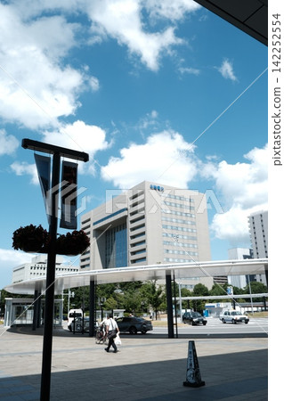 城市標誌和摩天大樓映襯著藍天。 142252554