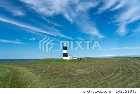 能登羅岬燈塔和廣闊的藍天 142252982