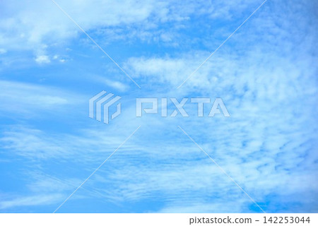 美麗的無垠藍天和白雲，構成了美麗的自然背景。 142253044