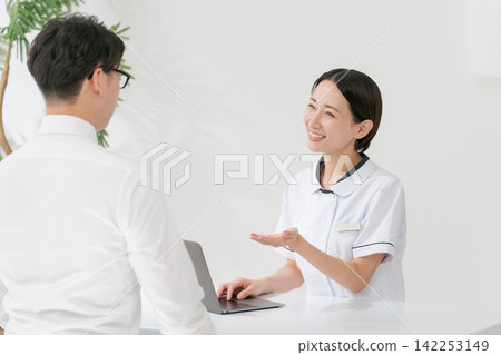 美容院的女接待員和一位男顧客。 142253149
