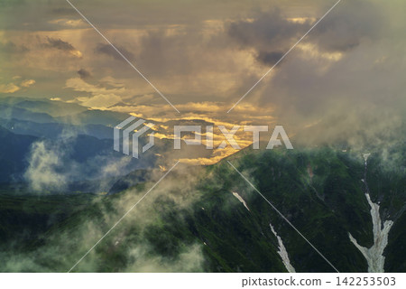 從別山附近看到的景色,可以看到雲海翻騰,夕陽餘暉映照著起伏的山峰。 從別山附近看到的景色,可以看到雲海翻騰,夕陽餘暉映照著起伏的山峰。 142253503