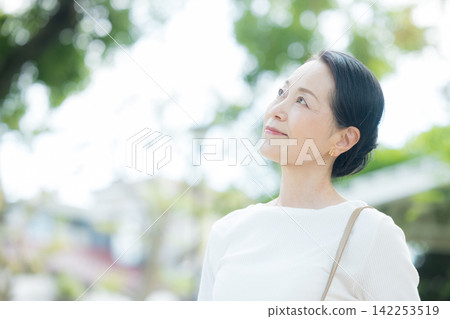 走高級的婦女戶外 走高級的婦女戶外 142253519