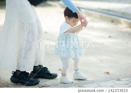 父母和孩子在公園玩耍 父母和孩子在公園玩耍 142253633