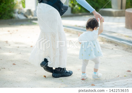 父母和孩子在公園玩耍 父母和孩子在公園玩耍 142253635