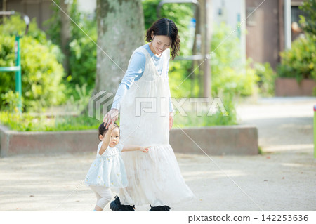 父母和孩子在公園玩耍 父母和孩子在公園玩耍 142253636