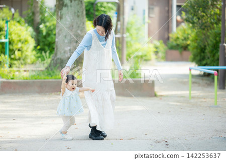 父母和孩子在公園玩耍 父母和孩子在公園玩耍 142253637