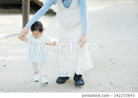 父母和孩子在公園玩耍 父母和孩子在公園玩耍 142253643