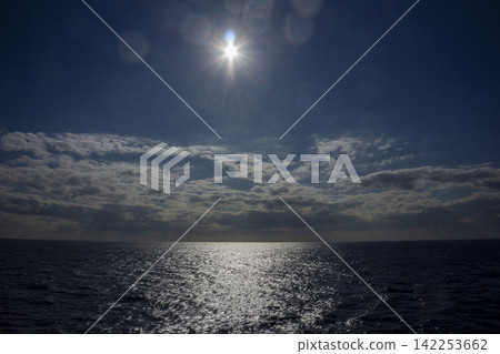 太陽出來了,照耀著低空形成的厚厚雲層。 太陽出來了,照耀著低空形成的厚厚雲層。 142253662