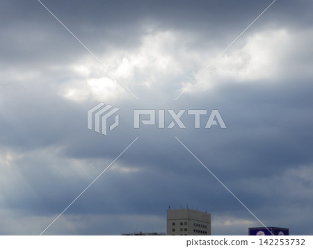 Light to be inserted from the cloud gap Light to be inserted from the cloud gap 142253732