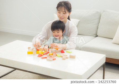 父母在玩積木 142253760