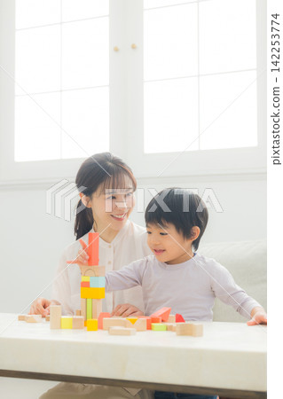 父母在玩積木 父母在玩積木 142253774