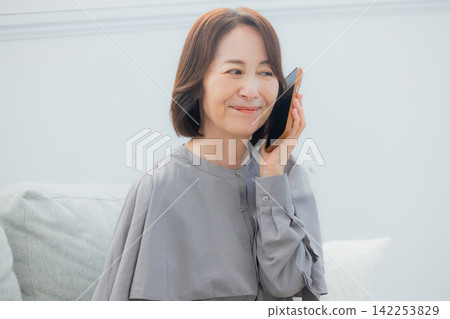 middle woman using smartphone middle woman using smartphone 142253829