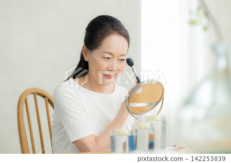 觀看鏡子的資深婦女 觀看鏡子的資深婦女 142253839