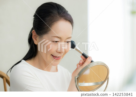 觀看鏡子的資深婦女 142253841