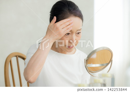 觀看鏡子的資深婦女 觀看鏡子的資深婦女 142253844