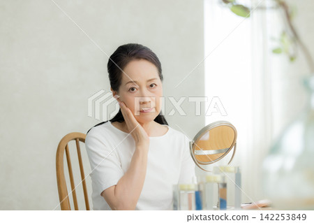 觀看鏡子的資深婦女 觀看鏡子的資深婦女 142253849