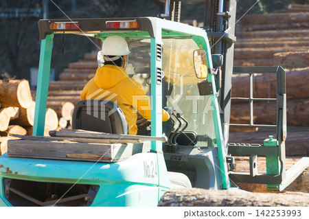 Forklift Forklift 142253993
