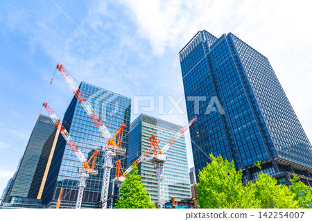 Large cranes and skyscrapers at a construction site Large cranes and skyscrapers at a construction site 142254007