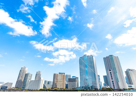 周圍林立著辦公大樓和高層公寓。 周圍林立著辦公大樓和高層公寓。 142254010